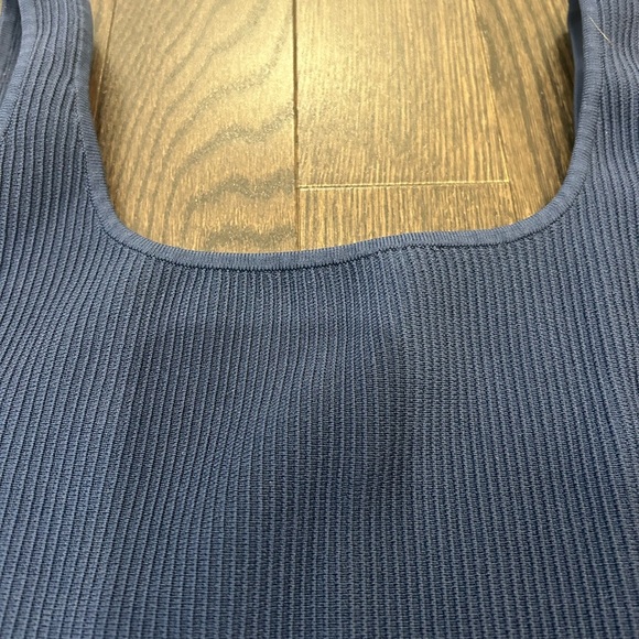 Aritzia Babaton sculpt cropped top - Picture 6 of 8